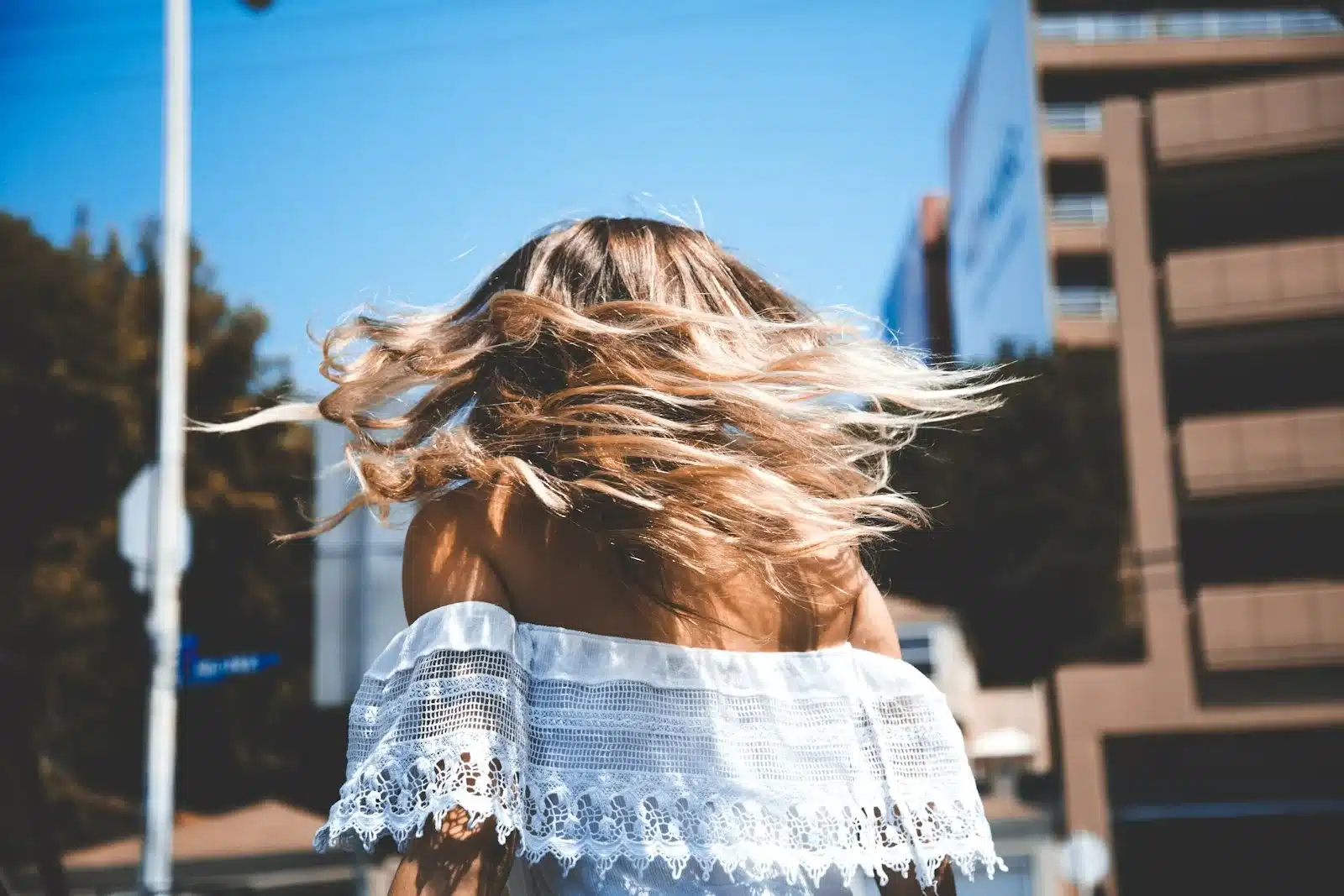 mulher com cabelo curto