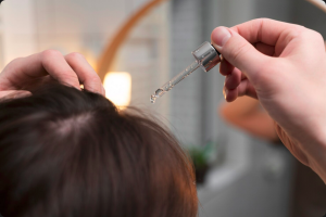 Descubra o Tratamento Capilar Regenerativo na Clínica Caiena. Restaure a vitalidade e densidade dos seus fios com uma abordagem 360°, resultados naturais e seguros.